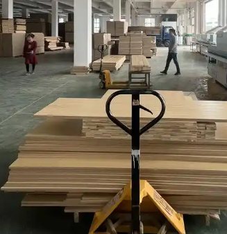 木材廠手動(dòng)液壓搬運(yùn)車安全操作指南