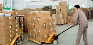 宜春服裝廠倉庫工人使用手動叉車裝卸貨物