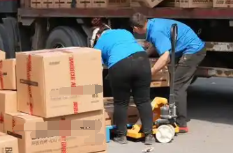 秦皇島臨期食品倉庫手動叉車搬運貨物