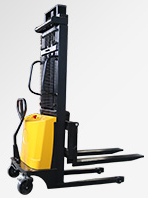 三亞港口電動叉車高效率完成貨物裝卸工作